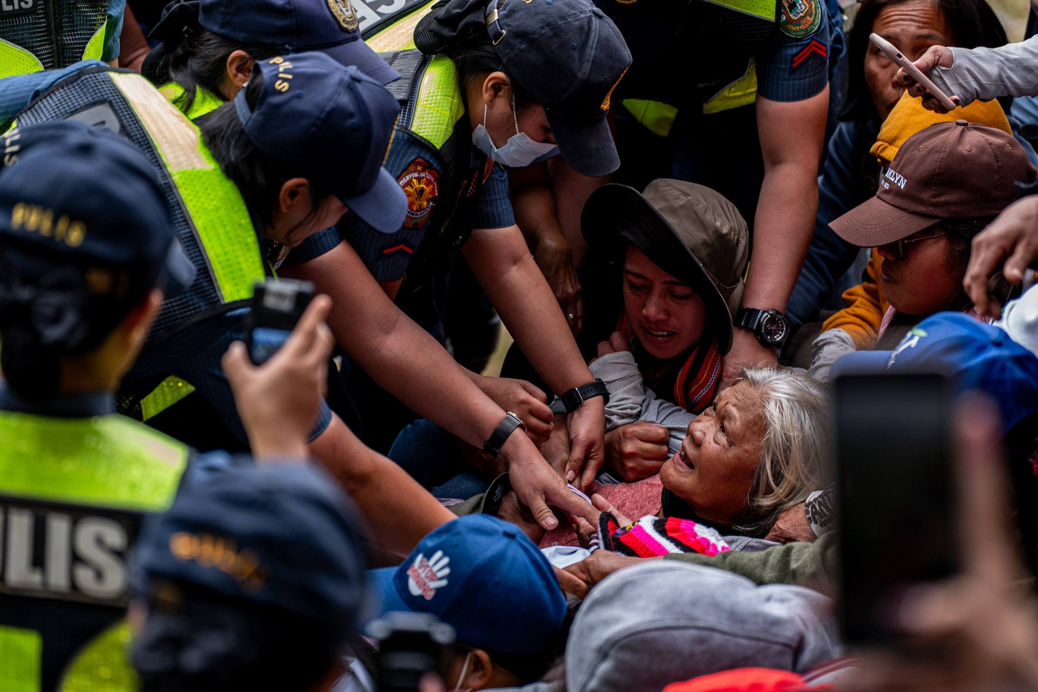 Police dismantles residents’ barricade amid Dupax mining dispute